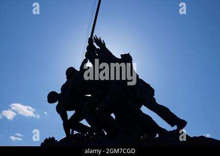 Le drapeau qui élève le mémorial de la Seconde Guerre mondiale de Marine Iwo Jima à Arlington, Virginie pendant l'ombre de l'après-midi, silhouette. Près de Washington DC. Banque D'Images