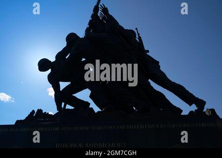 Le drapeau qui élève le mémorial de la Seconde Guerre mondiale de Marine Iwo Jima à Arlington, Virginie pendant l'ombre de l'après-midi, silhouette. Près de Washington DC. Banque D'Images