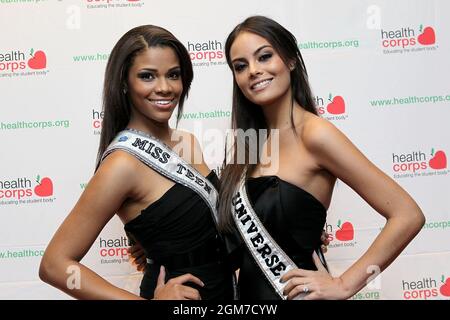 New York, NY, États-Unis. 13 avril 2011. Miss Teen USA, Kamie Crawford, Miss Universe, Ximena Navarrete au Gala 2011 Healthcorps's Fresh from the Garden au Musée Intrepid Sea-Air-Space. Crédit : Steve Mack/Alamy Banque D'Images