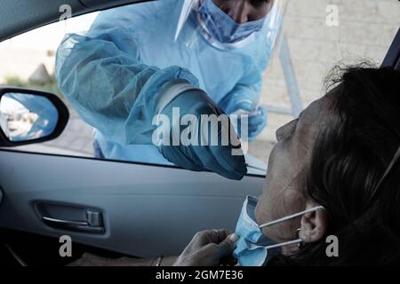 Chef d'équipe en service, Israël. 17 septembre 2021. Les tests PCR du coronavirus ont lieu dans un local de passage au volant de l'aéroport international Ben Gurion de tel Aviv, conformément à la décision du gouvernement israélien et conformément à la réglementation aérienne exigeant que tous les passagers au départ présentent un résultat négatif du test COVID-19 avant de monter à bord d'un avion, pris pas plus de 72 heures avant le décollage, comme l'exigent de nombreux pays de destination. Crédit : NIR Amon/Alamy Live News Banque D'Images