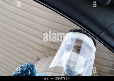 Chef d'équipe en service, Israël. 17 septembre 2021. Les tests PCR du coronavirus ont lieu dans un local de passage au volant de l'aéroport international Ben Gurion de tel Aviv, conformément à la décision du gouvernement israélien et conformément à la réglementation aérienne exigeant que tous les passagers au départ présentent un résultat négatif du test COVID-19 avant de monter à bord d'un avion, pris pas plus de 72 heures avant le décollage, comme l'exigent de nombreux pays de destination. Crédit : NIR Amon/Alamy Live News Banque D'Images