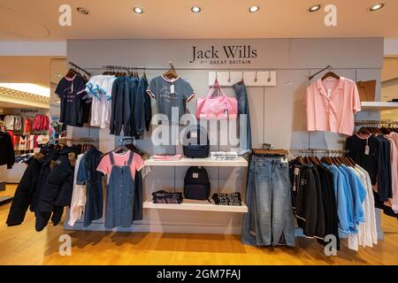 L'intérieur du grand magasin House of Fraser à Guildford, Surrey, Angleterre, Royaume-Uni. Rayon des articles de Jack Wills avec vêtements en démonstration. Banque D'Images