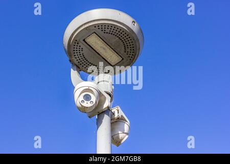 Caméras CCTV sur un lampadaire. Système de suivi. Caméras de surveillance urbaine. Banque D'Images