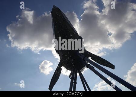 Kiev, Ukraine. 16 septembre 2021. KIEV, UKRAINE - 16 SEPTEMBRE 2021 - Une sculpture de 12 mètres de l'artiste Valerii Korshunov est installée au centre d'exposition d'Ukraine pour refléter l'état de la pollution de l'air à l'aide de lumières interactives, Kiev, capitale de l'Ukraine crédit: UKRINFORM/Alay Live News Banque D'Images