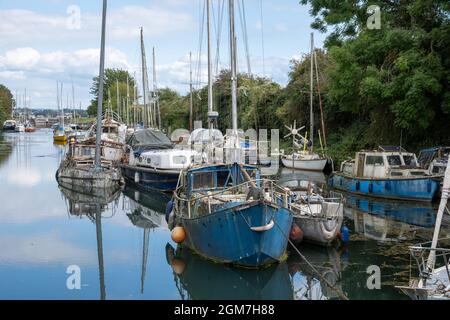 Vieux bateaux négligés à Lydney Harbour, Gloucestershire, Angleterre, Royaume-Uni. L'écluse d'entrée du port est illustrée sur l'image. 2021 Banque D'Images