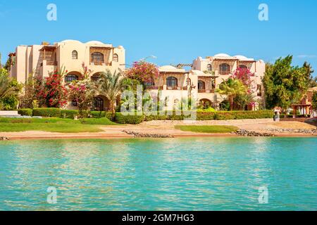 Canal et maisons de la ville d'El Gouna. Égypte, Afrique du Nord Banque D'Images