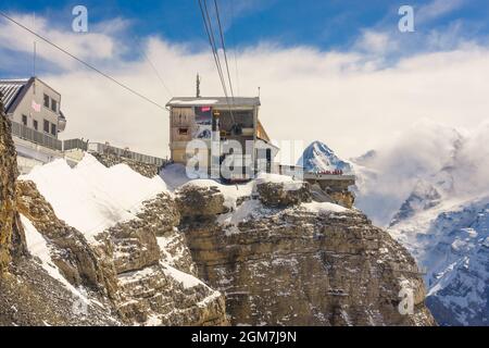 MURREN, SUISSE - 12 AVRIL 2018 : station haute Birg dans les alpes suisses à Murren. Vue panoramique sur la station de téléphérique de la haute montagne. Recherche Banque D'Images