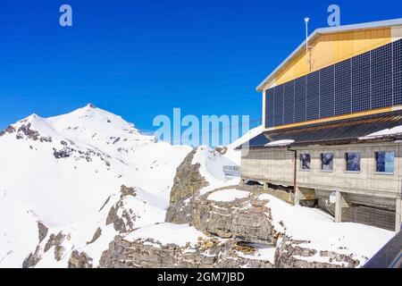 MURREN, SUISSE - 12 AVRIL 2018 : station haute Birg dans les alpes suisses à Murren. Vue panoramique sur la station de téléphérique de la haute montagne. Recherche Banque D'Images
