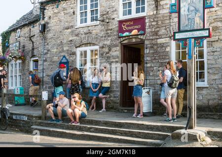 Jeunes, touristes, visiter Corfe Castle Village Angleterre Royaume-Uni Banque D'Images