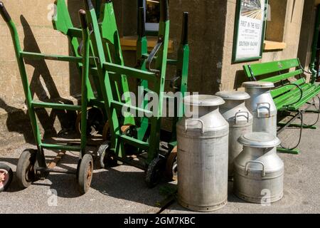 Des churns de lait assis sur la plate-forme de la gare ferroviaire du patrimoine d'Alresford, Hampshire Angleterre Royaume-Uni Banque D'Images