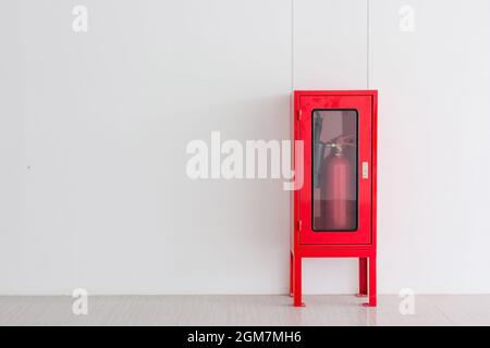 Extincteur en rouge sur le mur du Cabinet pour la protection incendie dans la fabrication en usine avec l'exemplaire de l'espace. Banque D'Images