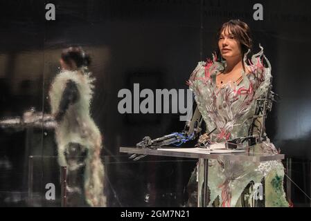 Londres, Royaume-Uni. 17 septembre 2021. Paula Sello et Alissa Auroboros, la maison de mode d'Alissa Aulbekova, présente une robe de couture en temps réel et croissante portée par ai-Da, le premier robot artistique au monde qui se développera et tombera en morceaux pendant le festival tandis que ai-Da dessine un autoportrait qui peut être expérimenté virtuellement. Le London Design Festival (LDF) a lieu au V&A et à travers les sites de Londres de 18 à 26 Credit: Imagetraceur/Alay Live News Banque D'Images