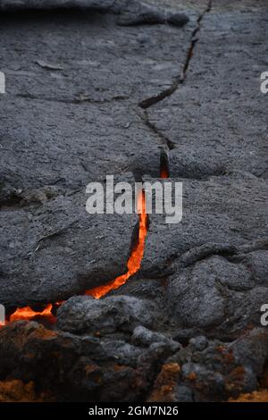 Crack s'ouvrant dans la lave durcie au volcan Geldingadalir Banque D'Images