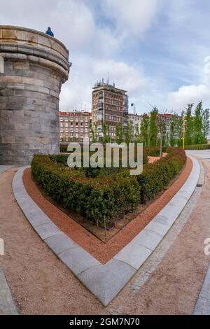 Une des tours de soutien du pont de Tolède à Madrid. Au premier plan une haie du parc de la rivière Madrid Banque D'Images