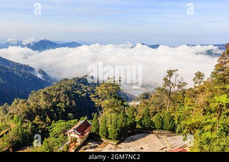 Matin brouillard dans les montagnes tôt dans le ciel bleu, les montagnes et la forêt. Paysage de Chin temple de la grotte de swee, Ipoh, Malaisie. Banque D'Images