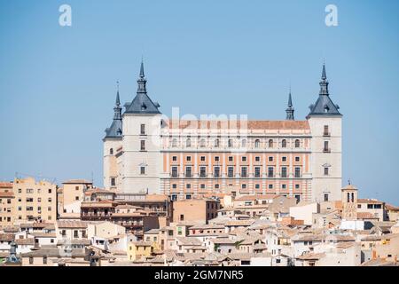 Vue panoramique sur l'Alcazar de Tolède et une partie des maisons environnantes un après-midi ensoleillé et torride en été castillan Banque D'Images