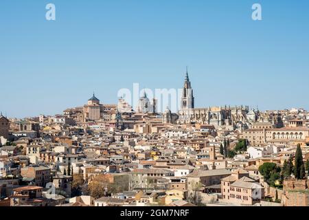 Vue panoramique sur la ville monumentale de Tolède dans le centre de l'Espagne Banque D'Images