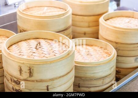 Pile de cuiseur vapeur de bambou chinois, dim sum en cuiseur vapeur de bambou, cuisine chinoise Banque D'Images