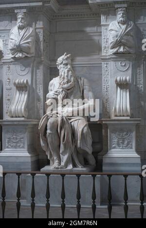 Moïse, une sculpture de l'artiste italien de la haute Renaissance Michel-Ange Buonarroti, installé dans l'église de San Pietro à Vincoli à Rome. Banque D'Images