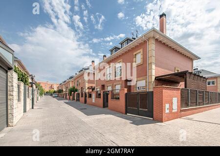 Façades de bâtiments en briques apparentes construits avec la typologie de maisons unifamiliales à la périphérie d'une grande ville européenne Banque D'Images