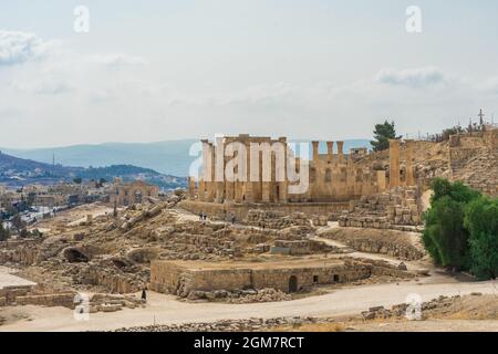 Temple d'Artémis dans l'ancienne ville romaine de Gerasa, jour prédéfini Jerash, Jordanie. Il est situé à environ 48 km au nord de la capitale Amman. Banque D'Images