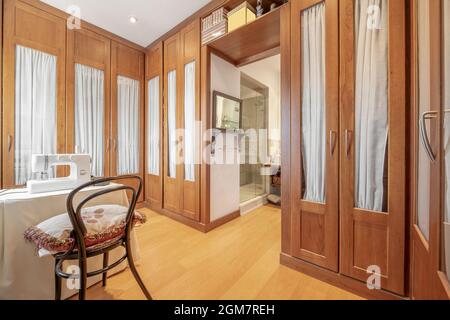 Chambre dédiée au dressing avec boîte à couture dans l'antichambre de la salle de bains d'une chambre double Banque D'Images