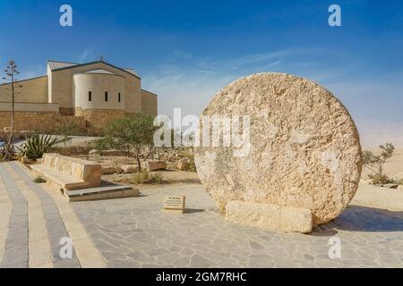 L'église commémorative de Moïse et l'ancien portail du monastère à Mount Nebo, en Jordanie Banque D'Images