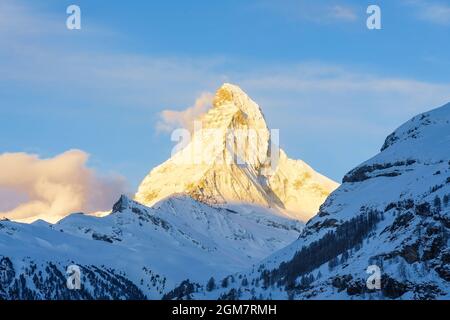 Belle vue du Cervin en crête avec la lumière dorée du soleil le matin à Zermatt Village Suisse Banque D'Images