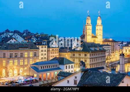 ZURICH, SUISSE - 15 AVRIL 2018 : doubles tours de l'église Grossmunster au crépuscule à Zurich, Suisse. Vue depuis la colline de Lindenhof Banque D'Images