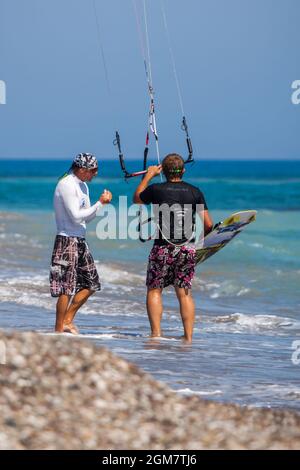 AVDIMOU, CHYPRE, GRÈCE - JUILLET 25 : apprendre à kite surf à Avidmou Chypre le 25 juillet 2009. Deux hommes non identifiés. Banque D'Images