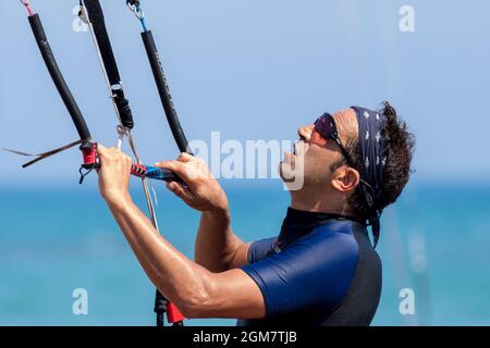 AVDIMOU, CHYPRE, GRÈCE - JUILLET 25 : apprendre à kite surf à Avidmou Chypre le 25 juillet 2009. Homme non identifié. Banque D'Images