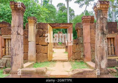 Banteay Srei - un 10e siècle temple hindou dédié à Shiva. Le temple construit en grès rouge a été redécouverte en 1814 dans la jungle de l'Angkor sont Banque D'Images