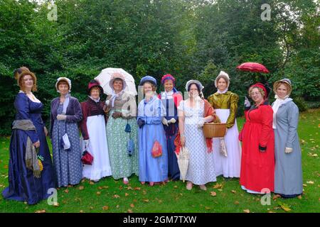 Jane Austen les amateurs de costume d'époque Régence font une procession à travers la ville. Le festival annuel attire des passionnés Austen de partout dans le monde Banque D'Images