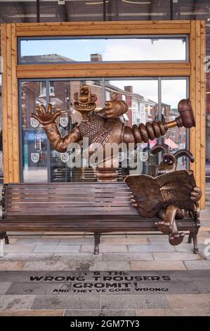 La statue de Wallace et de Gromit devant le marché du centre-ville de Preston, Lancashire, Royaume-Uni Banque D'Images