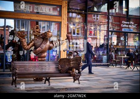 La statue de Wallace et de Gromit devant le marché du centre-ville de Preston, Lancashire, Royaume-Uni Banque D'Images