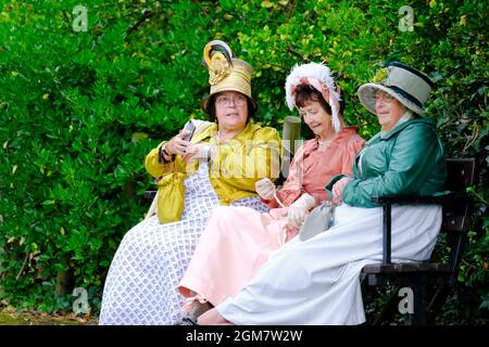 Jane Austen les amateurs de costume d'époque Régence font une procession à travers la ville. Le festival annuel attire des passionnés Austen de partout dans le monde Banque D'Images