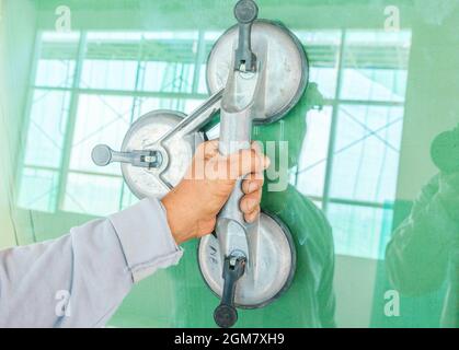 Amélioration de l'habitat, de rénovation - construction worker carreleur est carrelage, colle plancher de céramique Banque D'Images