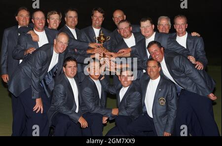 Photo du dossier datée du 21-09-2008 de l'équipe américaine qui célèbre la victoire de la 37e Ryder Cup au Valhalla Golf Club. Date de publication : vendredi 17 septembre 2021. Banque D'Images