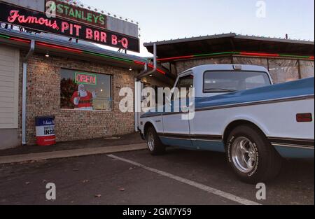 Tyler, Texas - 9 décembre 2017 : un camion stationné à l'extérieur du célèbre Pit Bar-B-Q de Stanley à Tyler Tx Banque D'Images