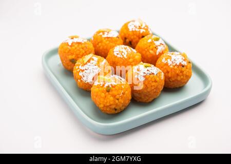 motichoor laddoo doux indien ou laddu Bundi fait de la farine de gramme de très petites boules ou de boondis qui sont frits en profondeur et trempés dans le sirop de sucre avant maki Banque D'Images