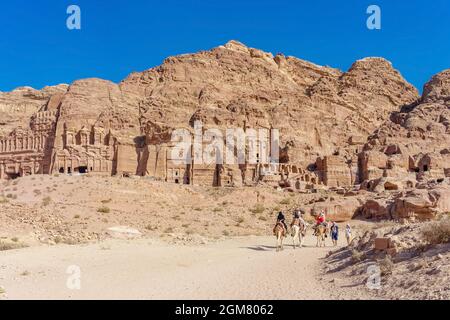 PETRA, JORDANIE - 13 OCTOBRE 2018 : vue depuis les rues de Petra. Il y a des gens de la région qui louent des chevaux et des chameaux pour les touristes et les guident à t Banque D'Images