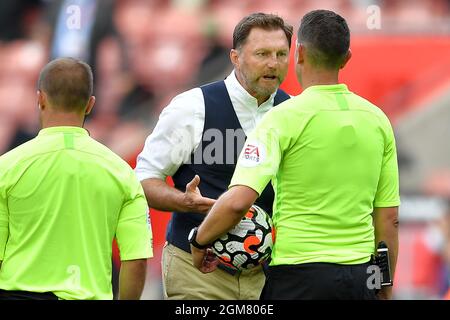 Manager de Southampton, Ralph Hasenhuttl est vu avec l'arbitre David Coote à temps plein - Southampton v West Ham United, Premier League, St Mary's Stadium, Southampton, Royaume-Uni - 11 septembre 2021 usage éditorial seulement - restrictions DataCo Banque D'Images