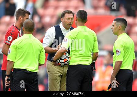 Manager de Southampton, Ralph Hasenhuttl est vu avec l'arbitre David Coote à temps plein - Southampton v West Ham United, Premier League, St Mary's Stadium, Southampton, Royaume-Uni - 11 septembre 2021 usage éditorial seulement - restrictions DataCo Banque D'Images