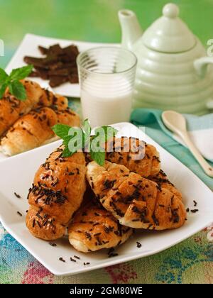 Petits croissants au chocolat. Banque D'Images