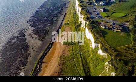 Vue rapprochée, vue aérienne, le long de la Chalk Cliff Line à Oldlairs Bay, Kent, sur la Old Kingsdown Rifle Range Banque D'Images