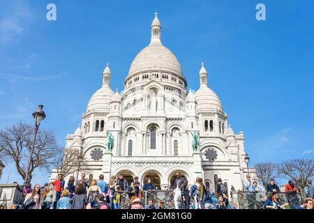 PARIS, FRANCE - 07 AVRIL 2018 : les touristes se promènent à Montmartre près de la basilique du Sacré-cœur (conçue par Paul Abadie, 1914) - Eglise catholique romaine et mi Banque D'Images