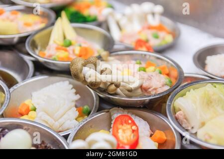 Divers types de dim sum, y compris des boulettes, la cuisine chinoise traditionnelle. Une sorte de petit déjeuner local de Chinois-Thai qui vivent dans la partie sud de Banque D'Images