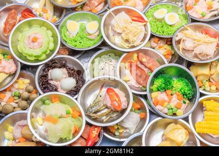 Divers types de dim sum, y compris des boulettes, la cuisine chinoise traditionnelle. Une sorte de petit déjeuner local de Chinois-Thai qui vivent dans la partie sud de Banque D'Images