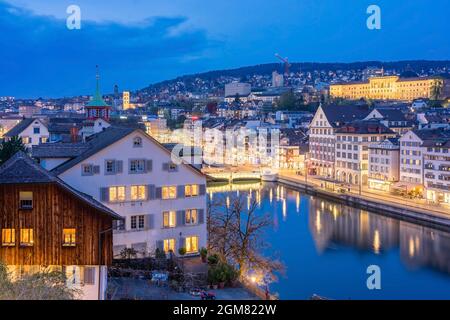 ZURICH, SUISSE - 15 AVRIL 2018 : vue sur la vieille ville depuis le parc Lindenhof. Zurich est la plus grande ville de Suisse et la capitale o Banque D'Images