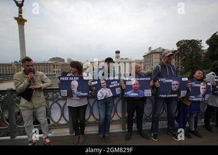 Kiev, Ukraine. 17 septembre 2021. KIEV, UKRAINE - 17 SEPTEMBRE 2021 - des militants tiennent des pancartes lors de l'action #FreeViasna en solidarité avec les militants du centre des droits de l'homme Vesna bélarussien emprisonnés pour des raisons politiques, sur le pont piétonnier au-dessus de l'allée des héros de la centaine céleste, Kiev, capitale de l'Ukraine crédit: UKRINFORM/Alay Live News Banque D'Images